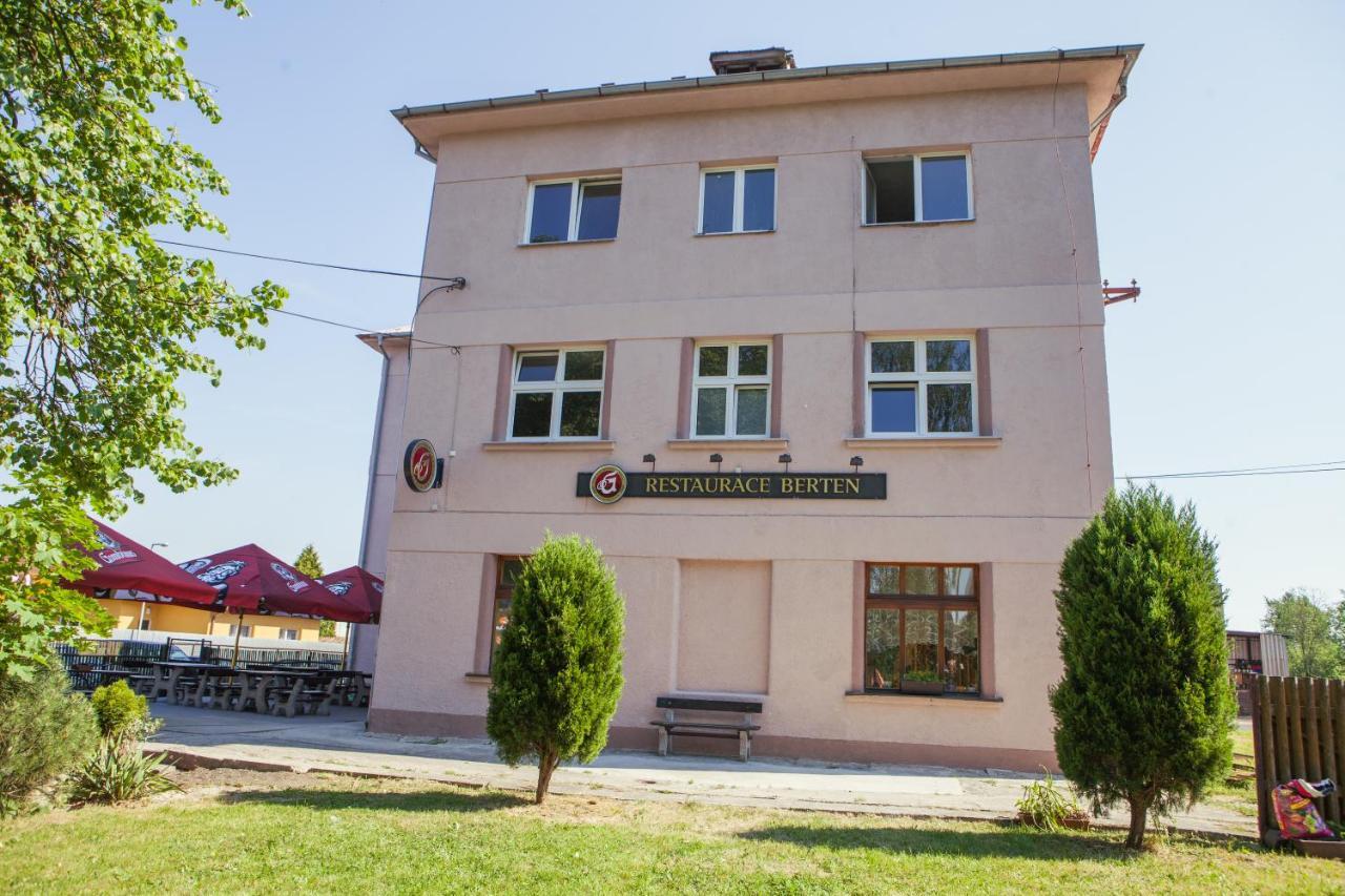 Pension Berten Strasice Strasice  Екстер'єр фото